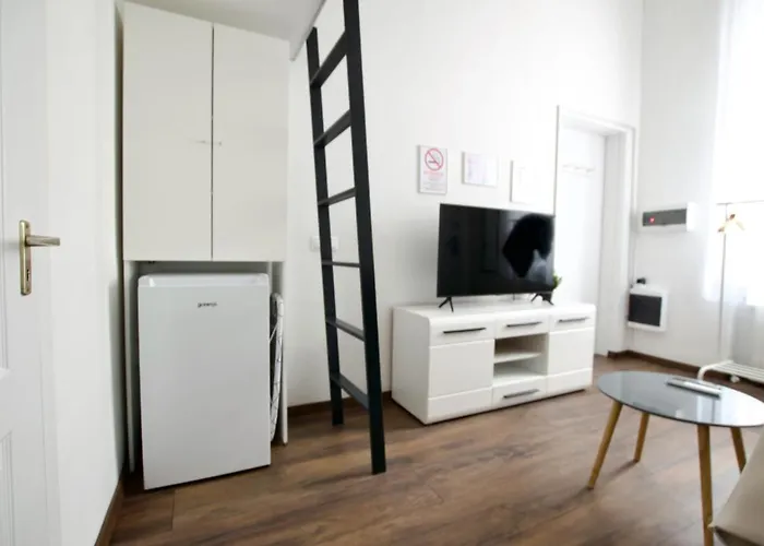 Standard Apartment By Hi5- Bajcsy 63